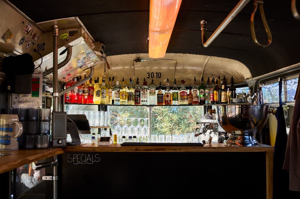 Der Tresen im Waggon mit Flaschenregal und Specials-Tafel